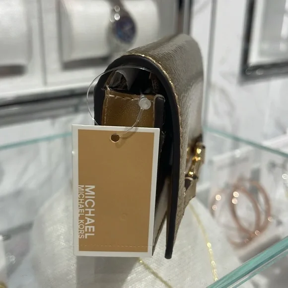 MICHAEL KORS
Carson Small Metallic Pebbled Leather Wallet
Pale Gold 
NWT - Picture 3 of 16